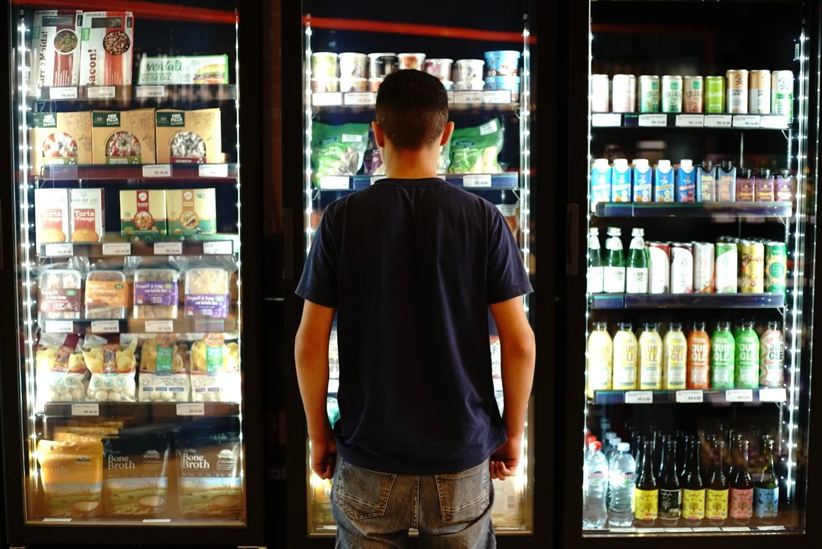 Cliente escolhendo produtos na área de refrigerados da Cerealli
