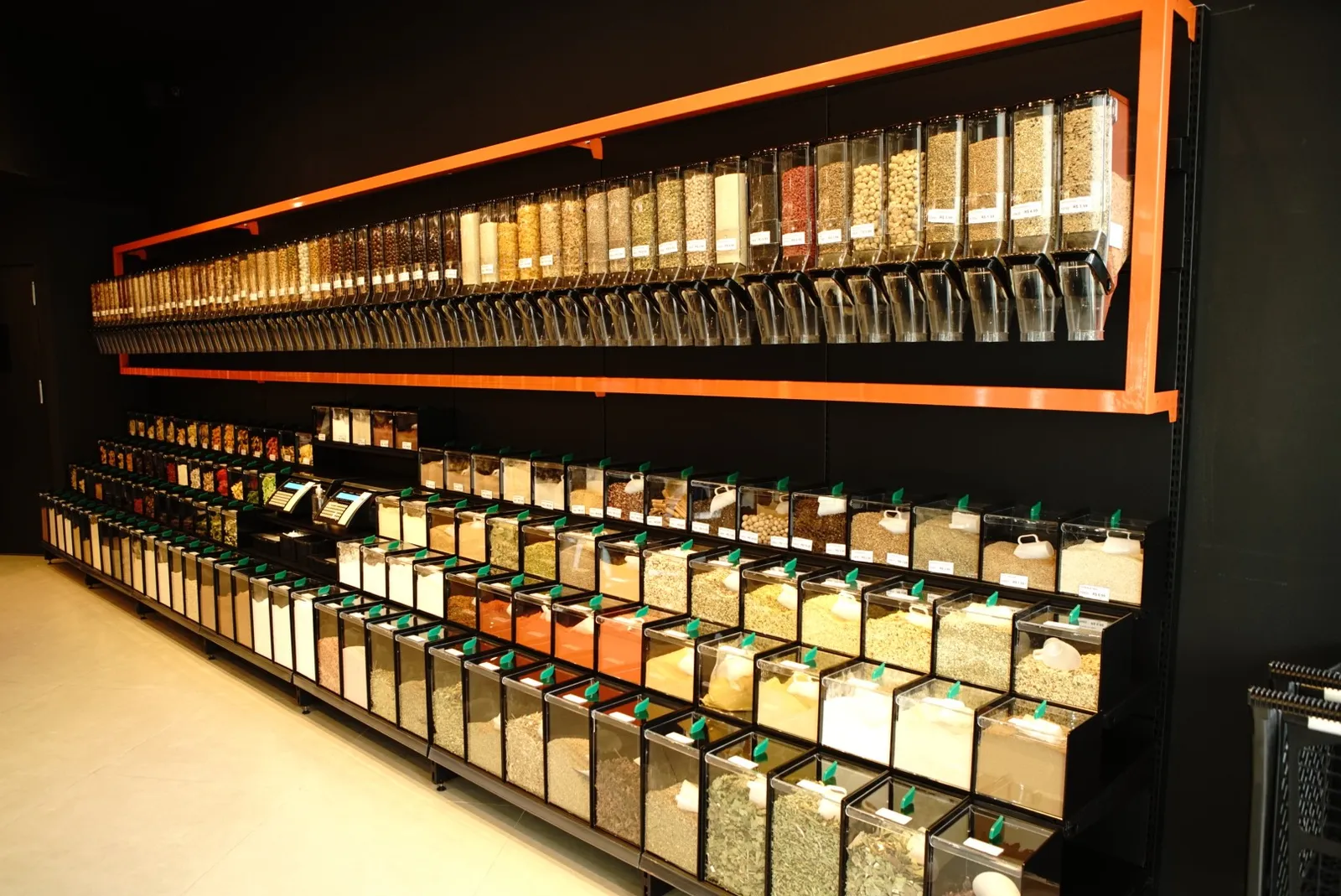 Parede de dispensers e potes de granel na loja