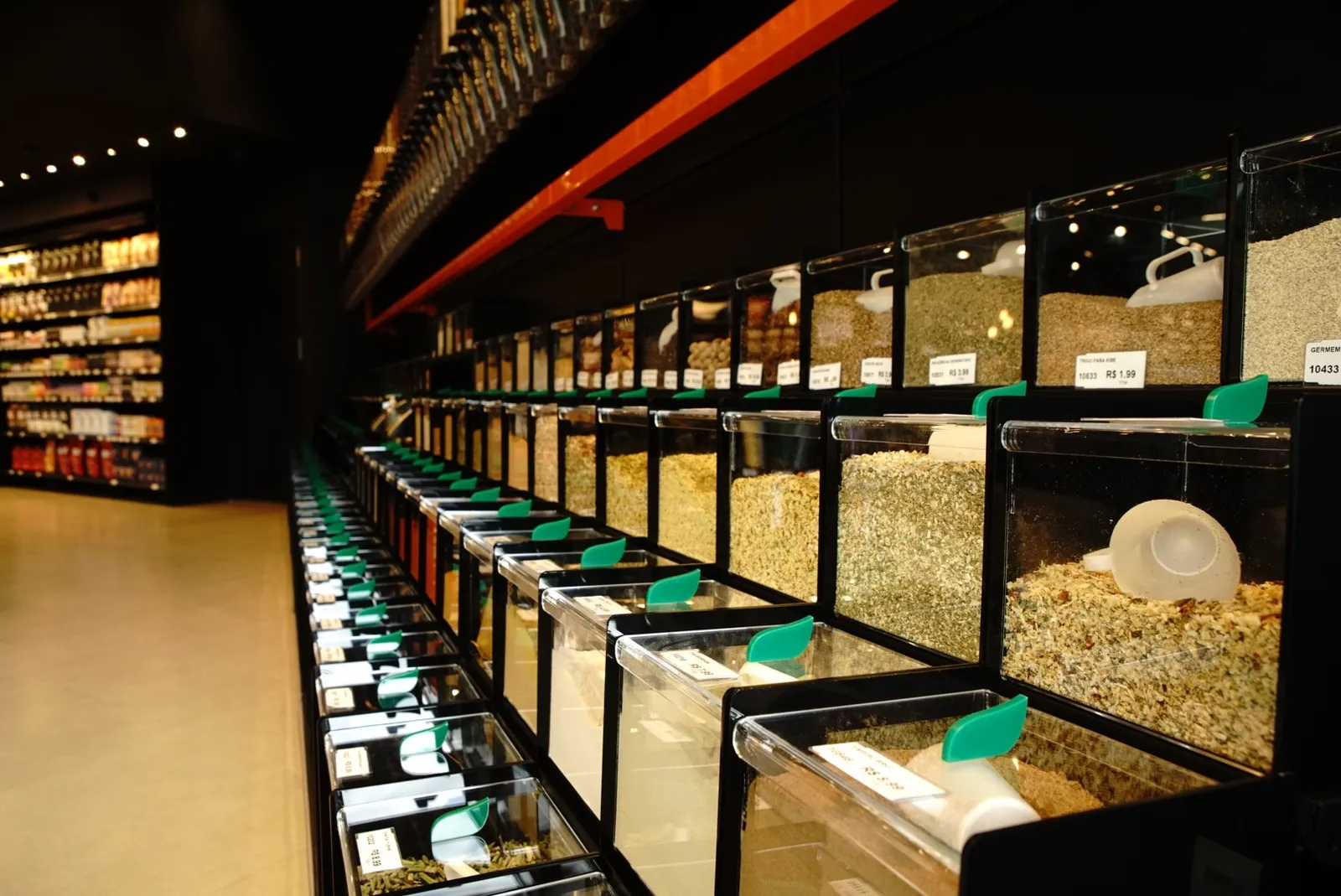 Potes de granel com identificação dos produtos na Cerealli
